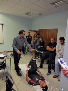 El prof. Dr. Julio Tous Fajardo durante una práctica 
